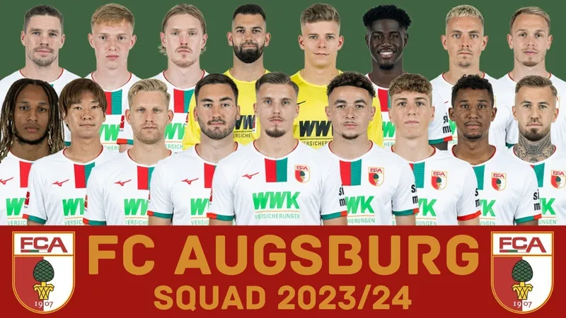 Cầu thủ Augsburg vượt qua hậu vệ Bayern Munich để tạo cơ hội ghi bàn